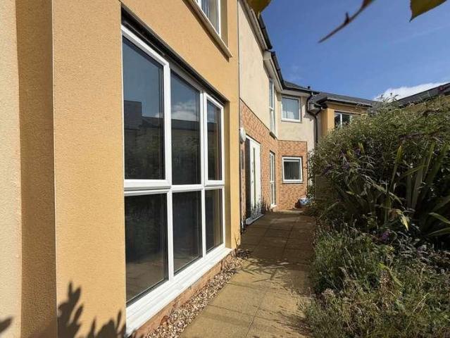 Flat for sale in Bangor, Wales