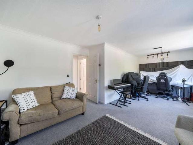 Flat for sale in Surbiton, Greater London