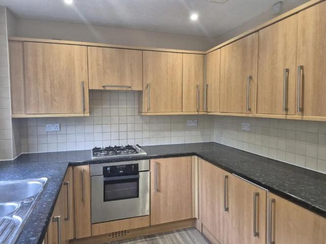 Flat for sale in Bushey, Bushey Heath