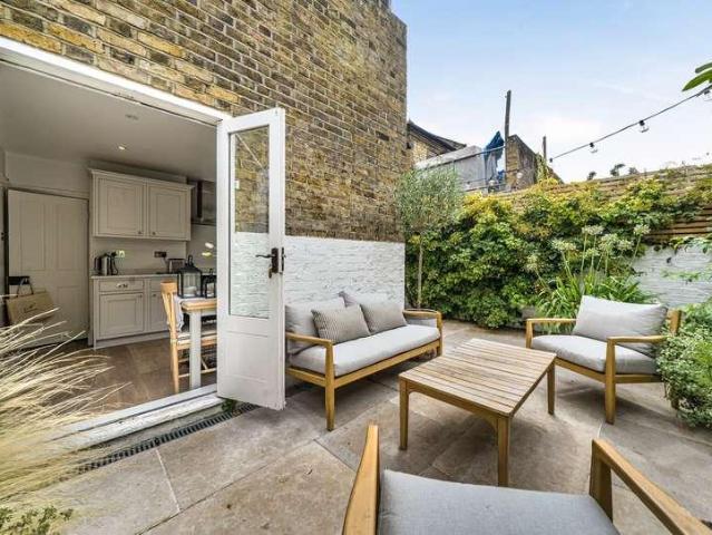 Flat for sale in Clapham Junction, Greater London