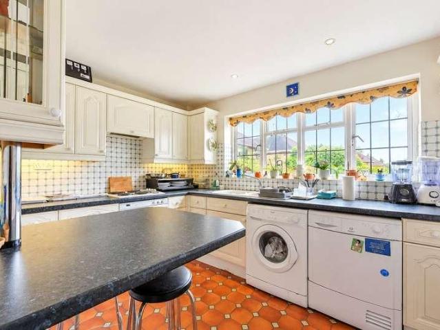 Flat for sale in Jacobs Well, Guildford