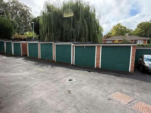 Flat for sale in Emmbrook, Wokingham