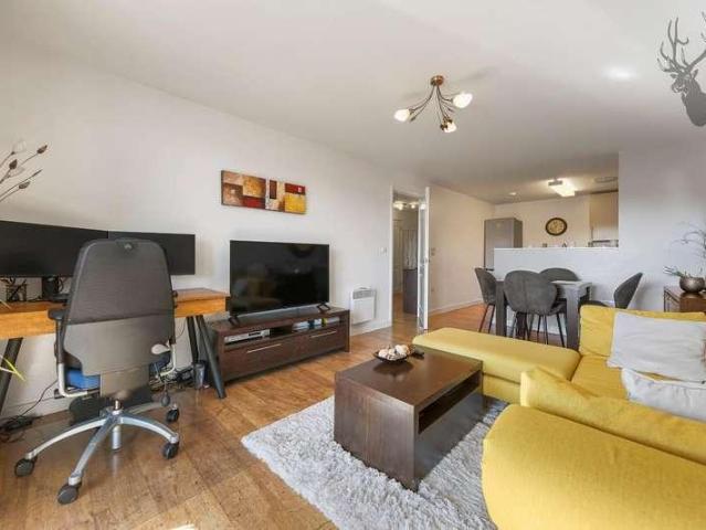 Flat for sale in Suttons Wharf, Mile End