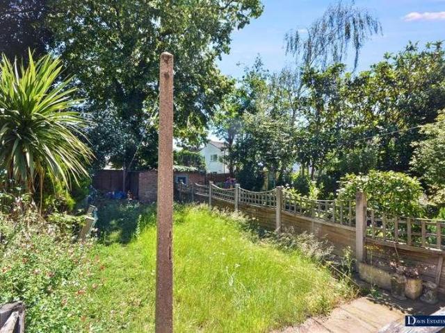 Flat for sale in Gidea Park, Greater London