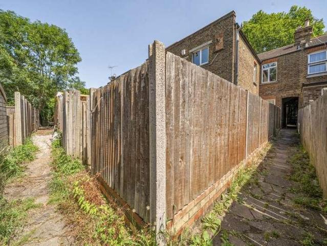 Flat for sale in London Borough of Ealing, Hanwell
