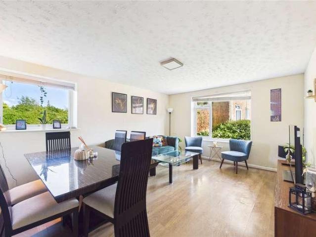 Flat for sale in Dee Park, Reading