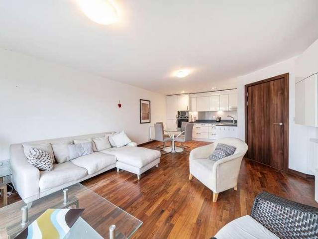 Flat for sale in Denham