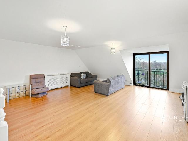 Flat for sale in South Ockendon, Essex