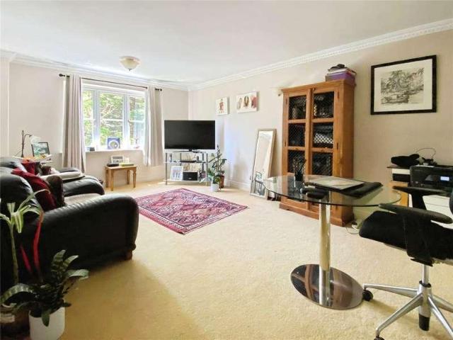 Flat for sale in Emmbrook, Wokingham