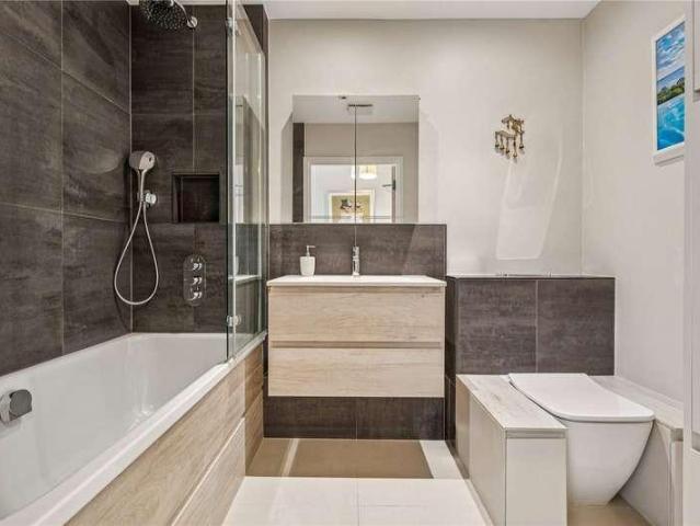 Flat for sale in Earlsfield, Greater London