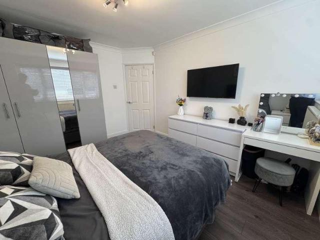 Flat for sale in Elstree and Borehamwood, Elstree
