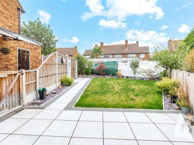 Flat for sale in Rainham, South Hornchurch