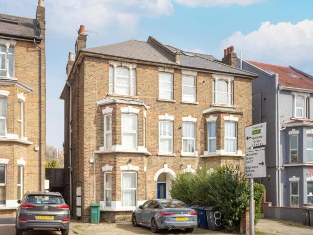 Flat for sale in Golders Green, Greater London