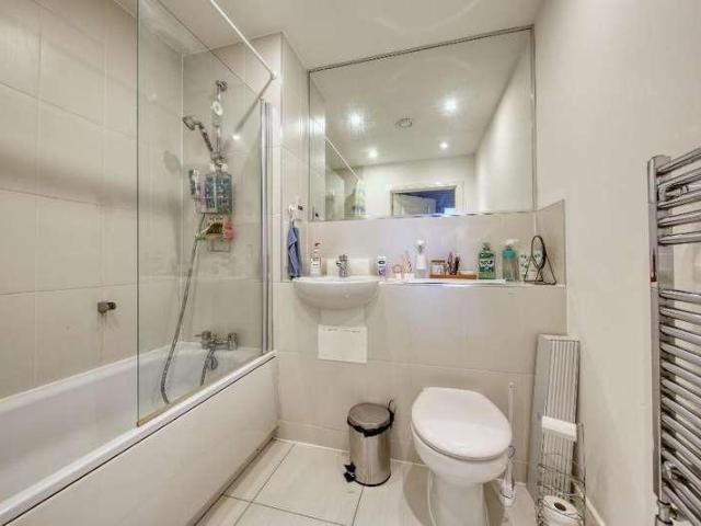 Flat for sale in London Borough of Merton, Merton Park