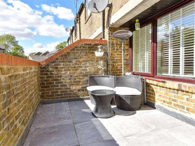 Flat for sale in Ash-cum-Ridley, The Butts