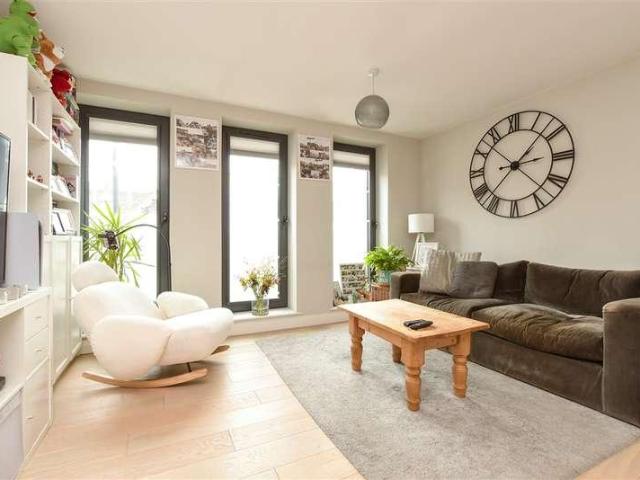 Flat for sale in Pachesham Park, Surrey