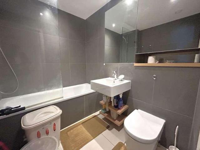 Flat for sale in Hayes, Greater London
