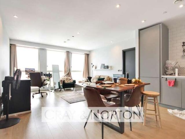 Flat for sale in London Borough of Croydon, Waddon
