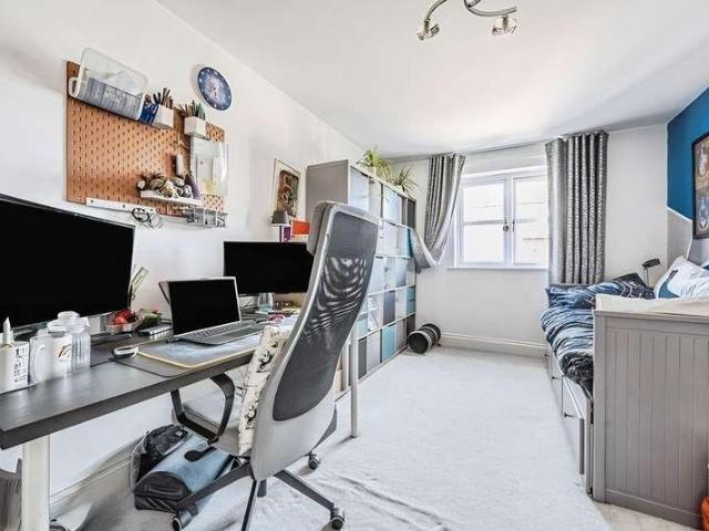 Flat for sale in Hart, Hampshire
