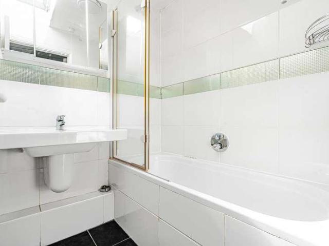 Flat for sale in Wrecclesham, Fole
