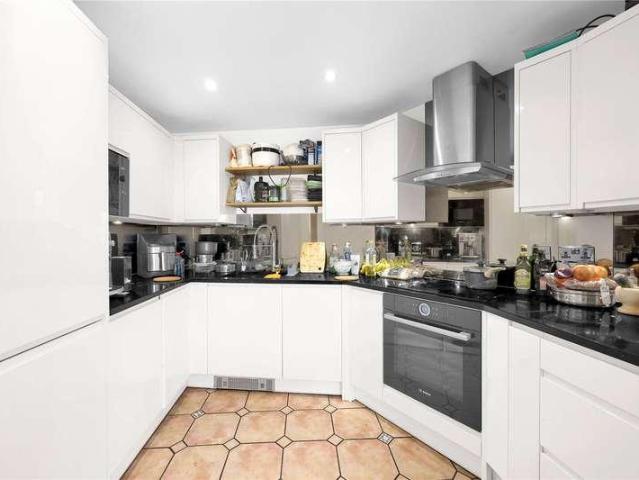 Flat for sale in Ratcliffe, Greater London
