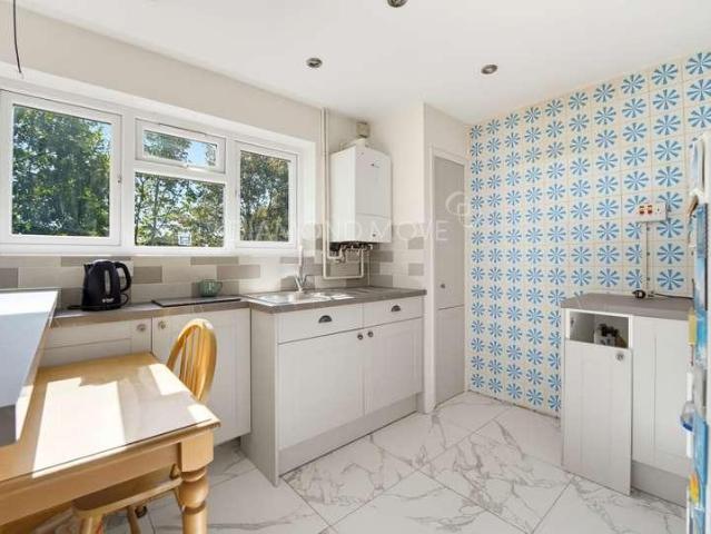Flat for sale in London Borough of Hounslow, Greater London