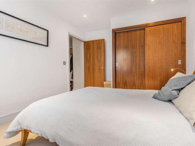 Flat for sale in Surbiton, Surbiton