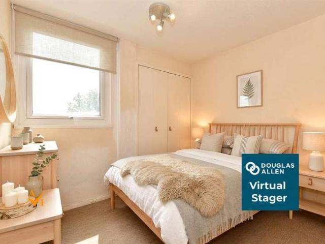 Flat for sale in Woodford, Greater London