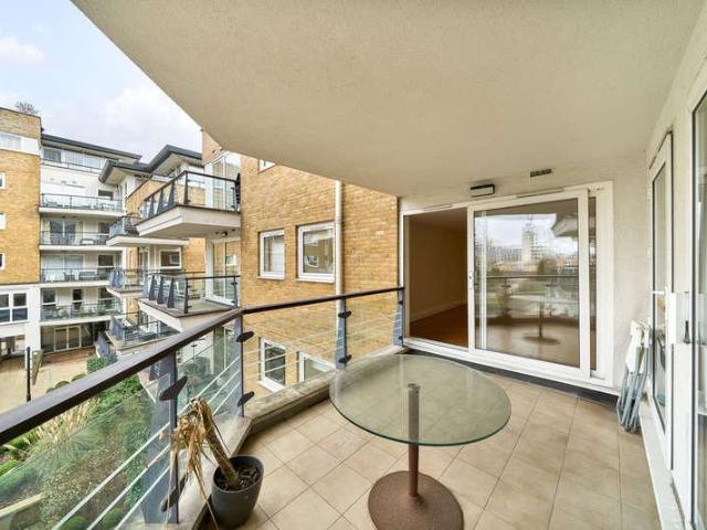 Flat for sale in Wandsworth, Greater London