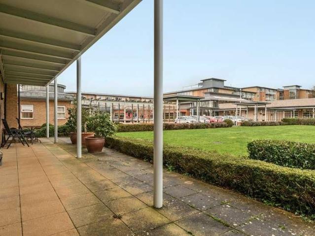 Flat for sale in Denham