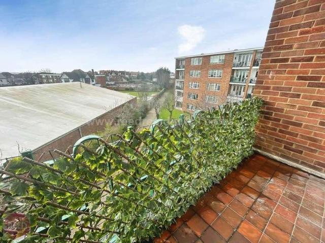 Flat for sale in Alton Barnes, Essex