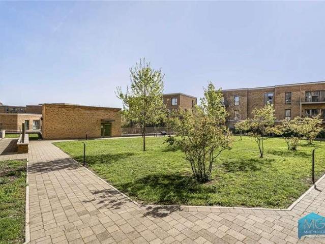 Flat for sale in West Finchley, Greater London