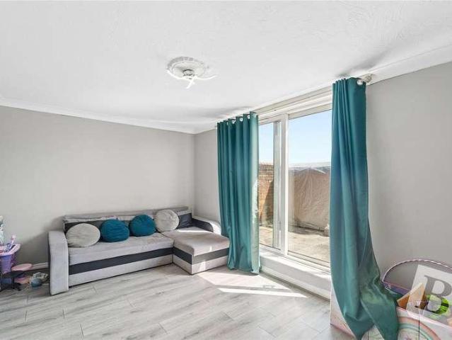 Flat for sale in Vange, Essex