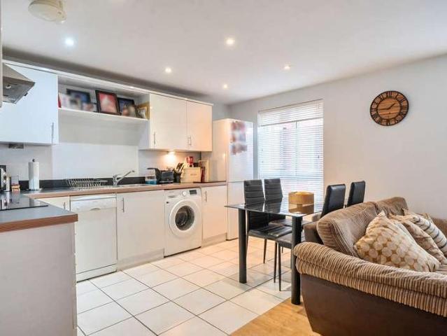 Flat for sale in High Wycombe Community Board, Totteridge
