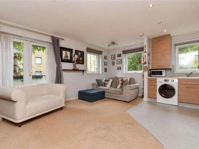 Flat for sale in Kenley, Kenley