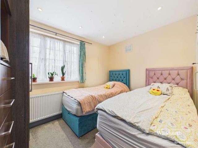 Flat for sale in Kenton, Greater London