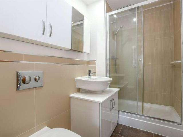 Flat for sale in Emmbrook, Wokingham