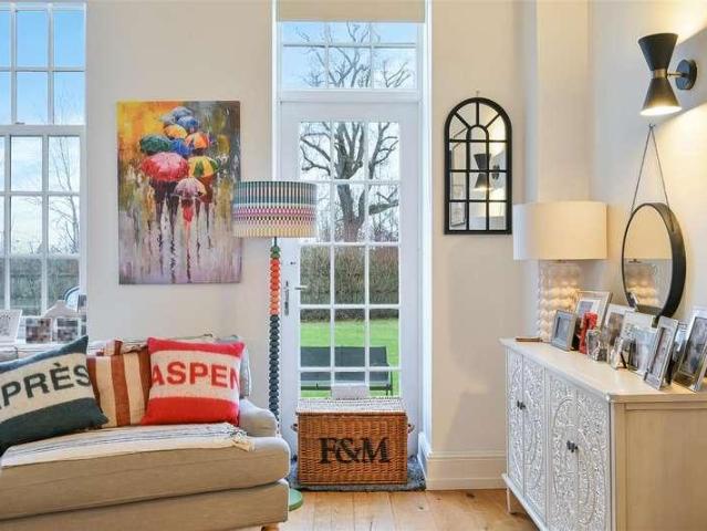 Flat for sale in Manor Park, Epsom