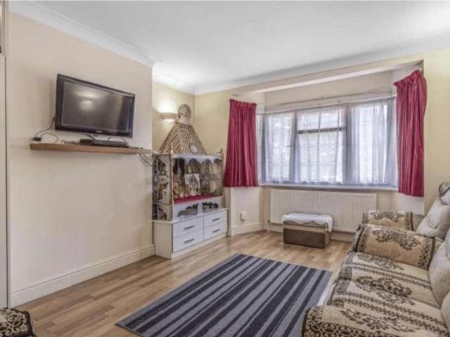 Flat for sale in Lane, Greater London