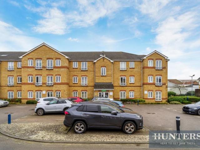 Flat for sale in London Borough of Hounslow, Greater London