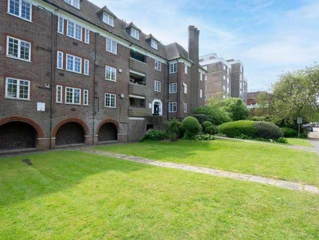 Flat for sale in Hampstead Garden Suburb, Greater London