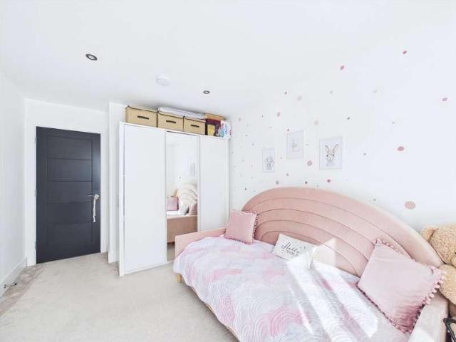 Flat for sale in Selsdon, Greater London