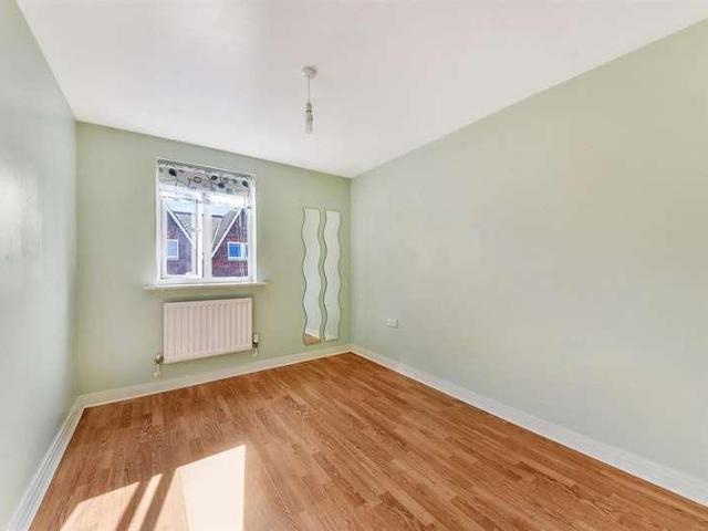 Flat for sale in Red Hill, Surrey