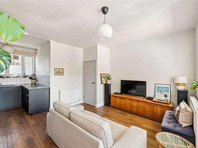 Flat for sale in Stoke Newington, Greater London