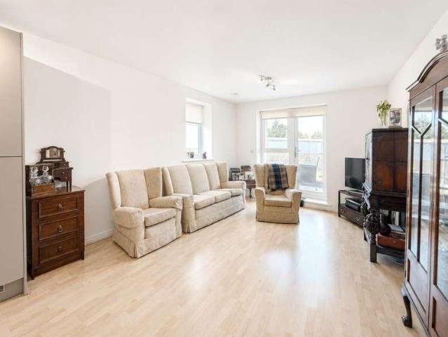 Flat for sale in Elstree and Borehamwood, Borehamwood