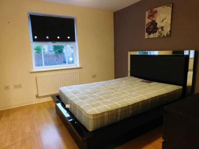 Flat for sale in Farsley, West Yorkshire