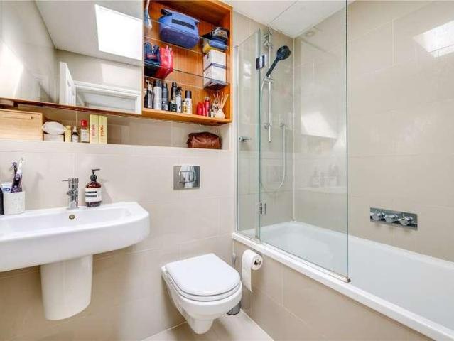 Flat for sale in Fulham, Greater London