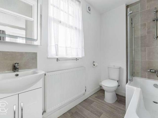 Flat for sale in London Borough of Ealing, Greater London