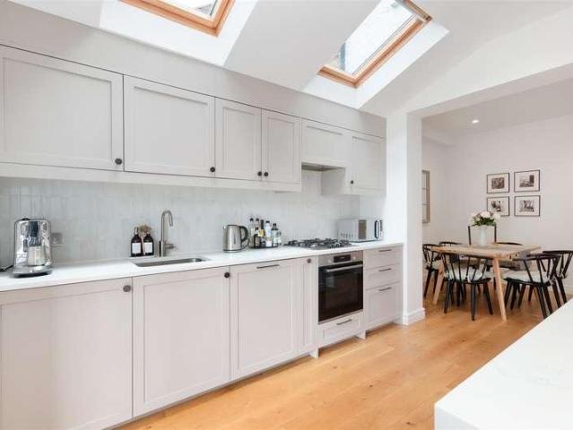 Flat for sale in London Borough of Merton, Raynes Park