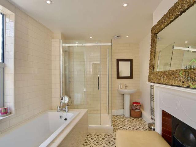 Flat for sale in London Borough of Ealing, Greater London